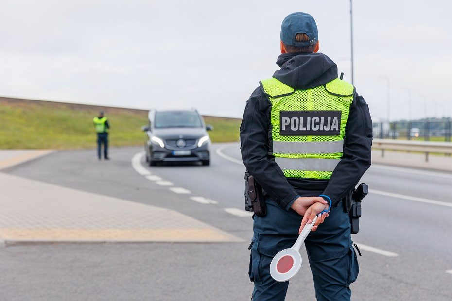 Trigubas pareigūnų laimikis: rastas vogtas automobilis, narkotikai ir ieškomas nuteistasis