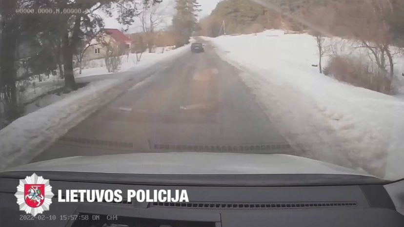 Utenos policininkas ne tarnybos metu pričiupo girtą vairuotoją (vaizdo įrašas)