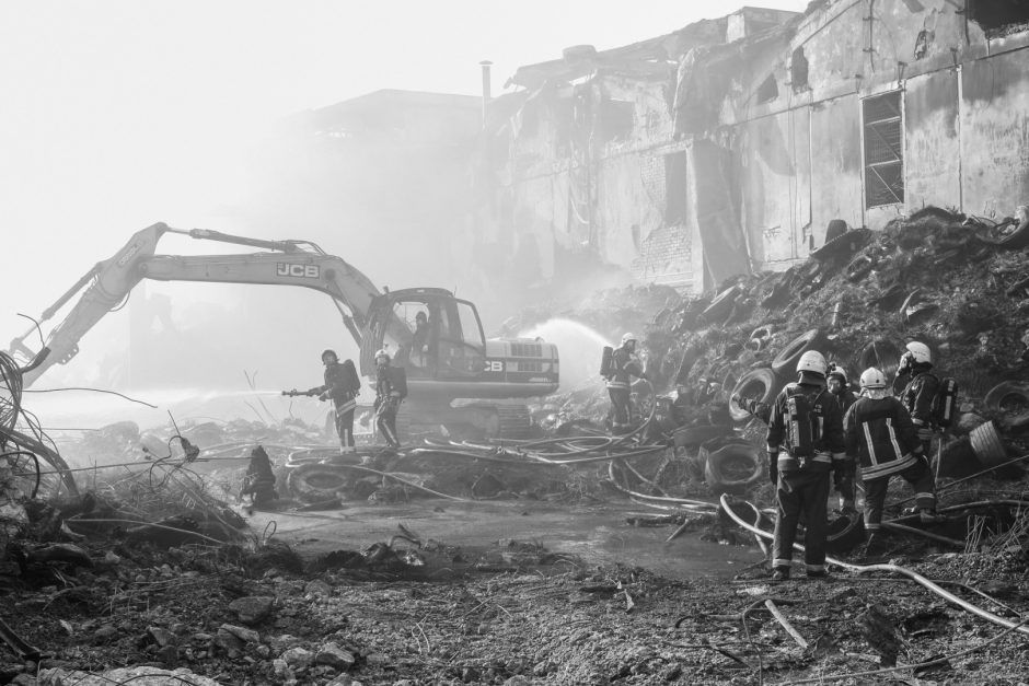 Kaune rodomi V. Šulinsko fotografijose užfiksuoti išskirtinio gaisro Alytuje vaizdai