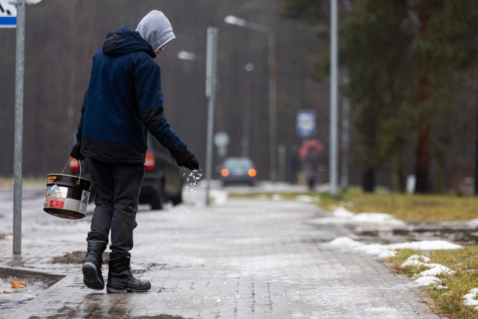 Rajoniniuose keliuose dar yra slidžių ruožų