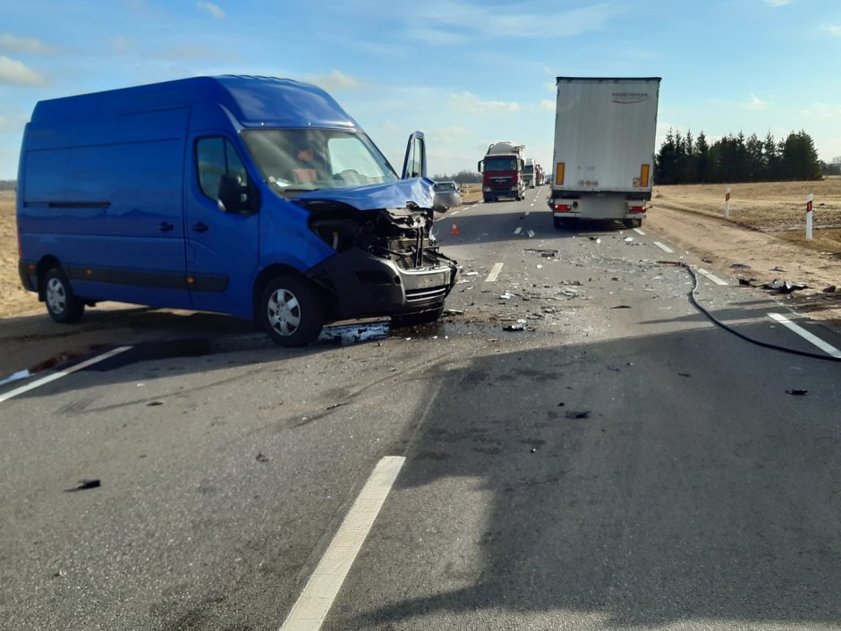 Prienų rajone merginos vairuojamas automobilis apvirto susidūręs su mikroautobusu