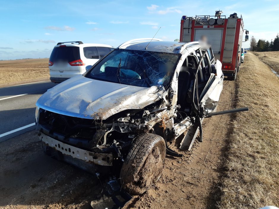 Prienų rajone merginos vairuojamas automobilis apvirto susidūręs su mikroautobusu