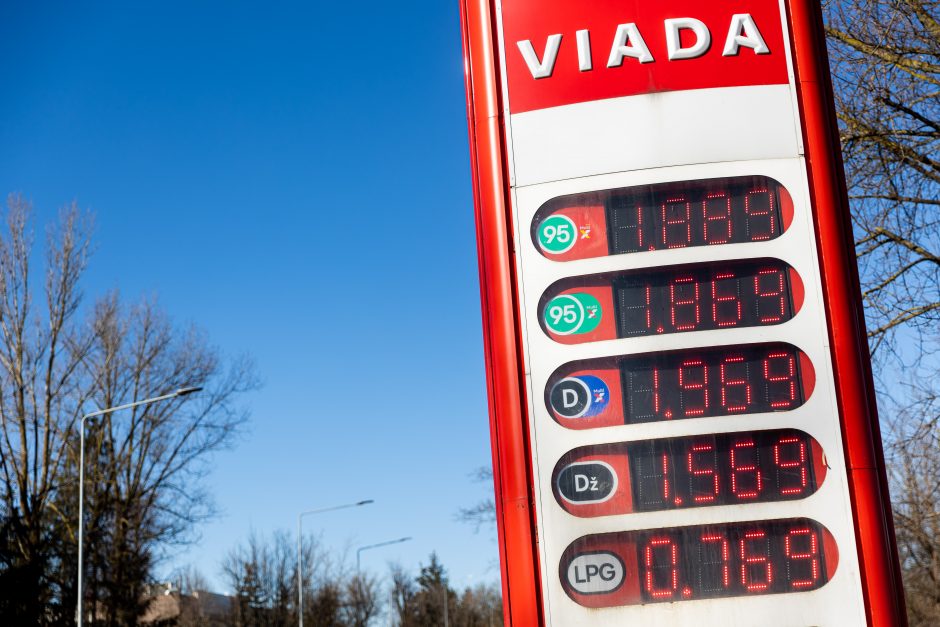 Degalų kainos kaskart vis labiau šokiruoja vairuotojus: pilnam bakui gali neužtekti ir 100 eurų