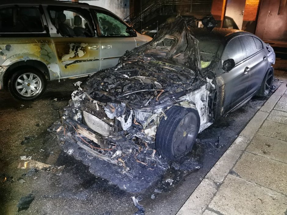Šiaulių pareigūnai ieško padegėjų: supleškino BMW daugiabučio kieme ir paspruko