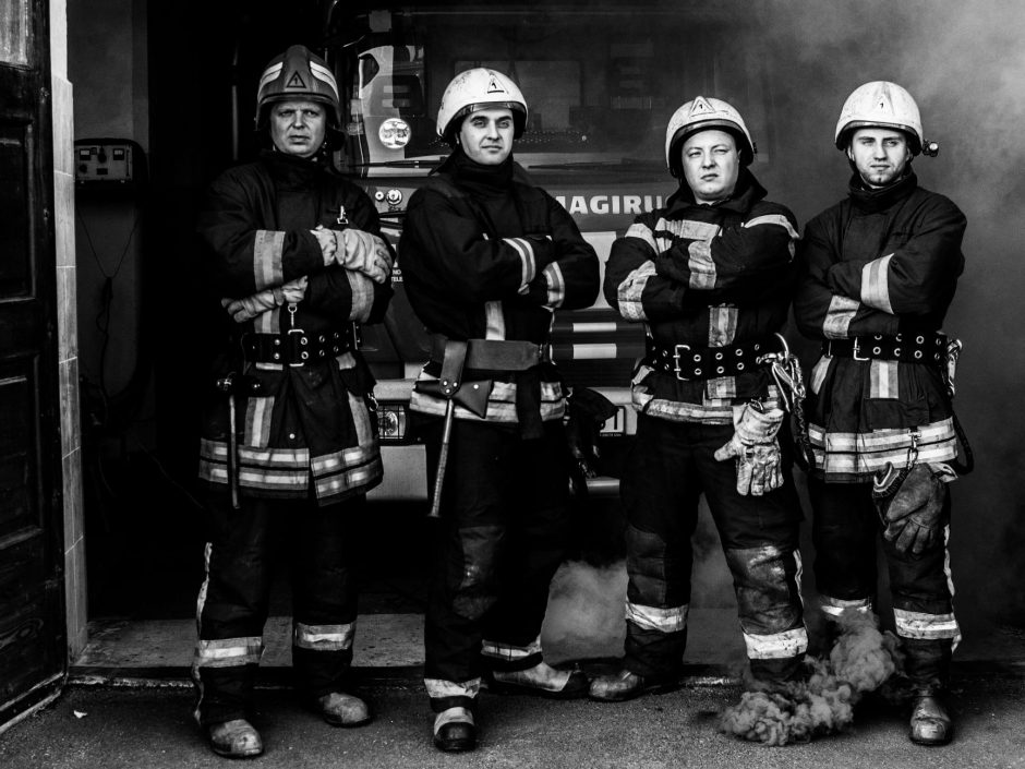 Nespalvotai spalvinga ugniagesių gelbėtojų kasdienybė: nuotraukose – jautrios akimirkos