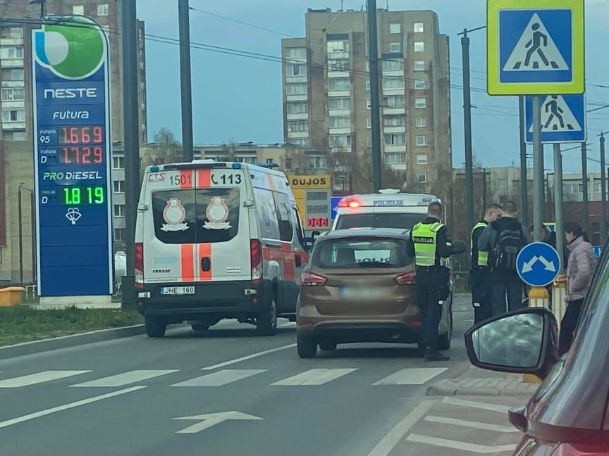 Nelaimė judrioje Kauno gatvėje: partrenktas dviratininkas, prireikė ir medikų