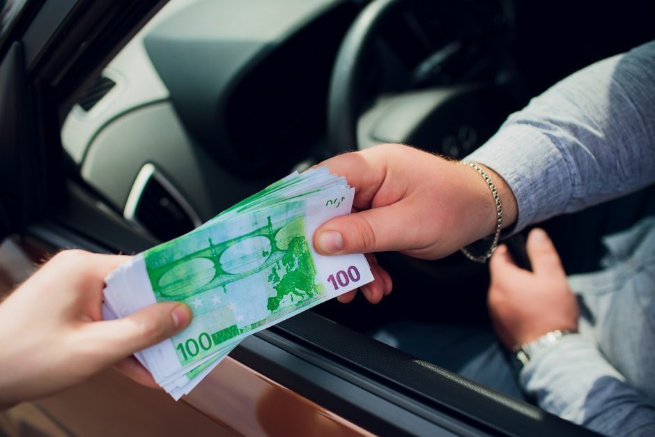 Girtumą pasitikrinti vengęs vairuotojas policininkams davė 300 eurų kyšį