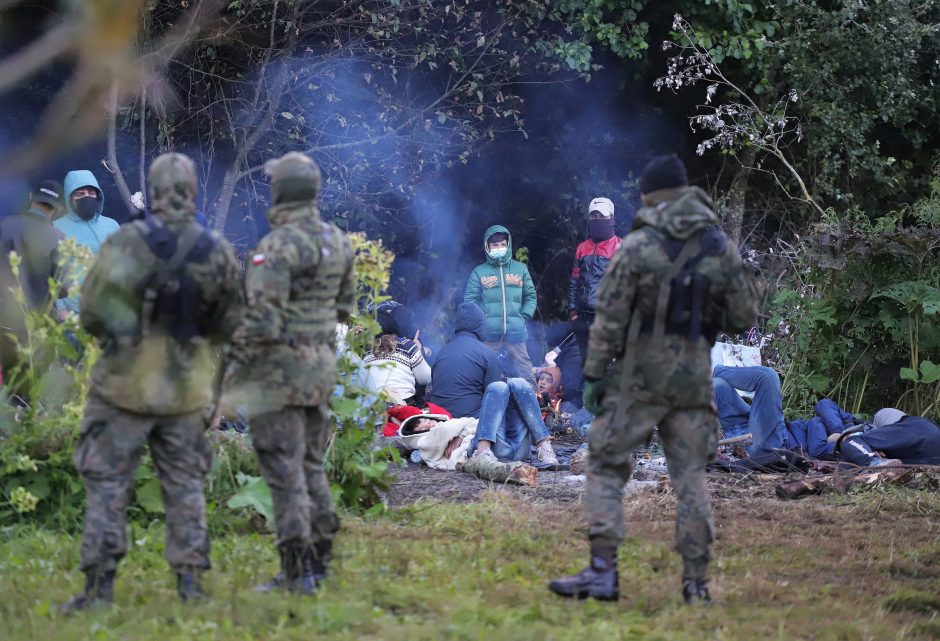 Baltarusijos melagienos nutaikytos ir į Lenkiją: esą patys lenkai būrį migrantų atvežė į pasienį