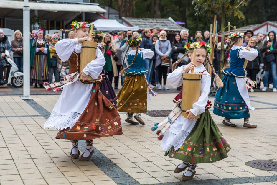 Savaitgalį kurortą nuspalvins tarptautinis liaudiškų šokių festivalis „Palangos miestely“