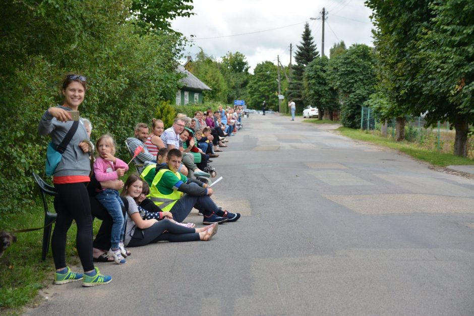 Alsėdžiuose – šventė: sieks pakelėje sėdinčių žmonių rekordo, vyks kėdžių paradas