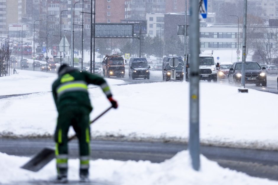 Eismo sąlygos – sudėtingos: numatoma šlapdriba, plikledis ir pūga