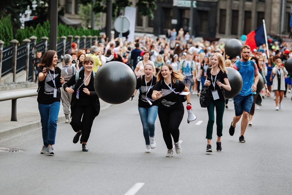 Kopti į kalną atbulomis? „Fluxus“ festivalyje tai – įmanoma