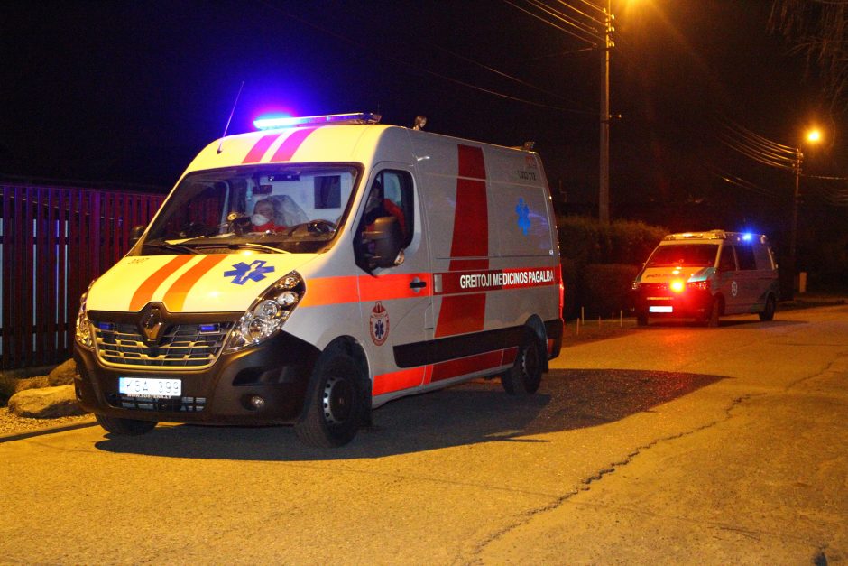 Šakių rajone susidūrė vaikus vežęs autobusas ir automobilis: prireikė medikų