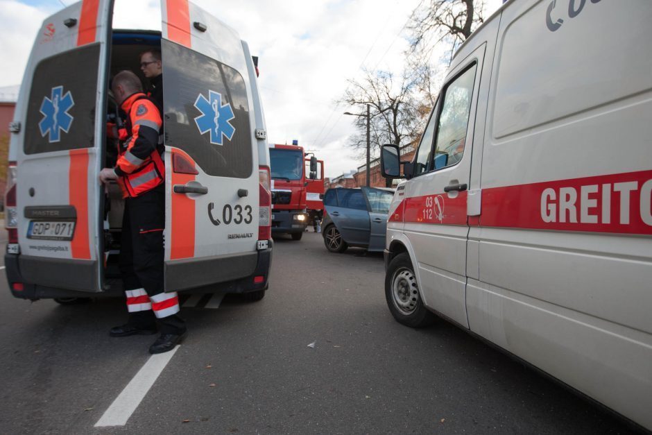 Avarija Anykščių rajone: susidūrus automobiliams, prispaustos dvi moterys