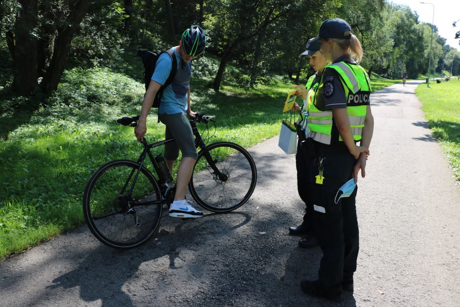 Policijos pareigūnai dviratininkams uždavė „namų darbų“