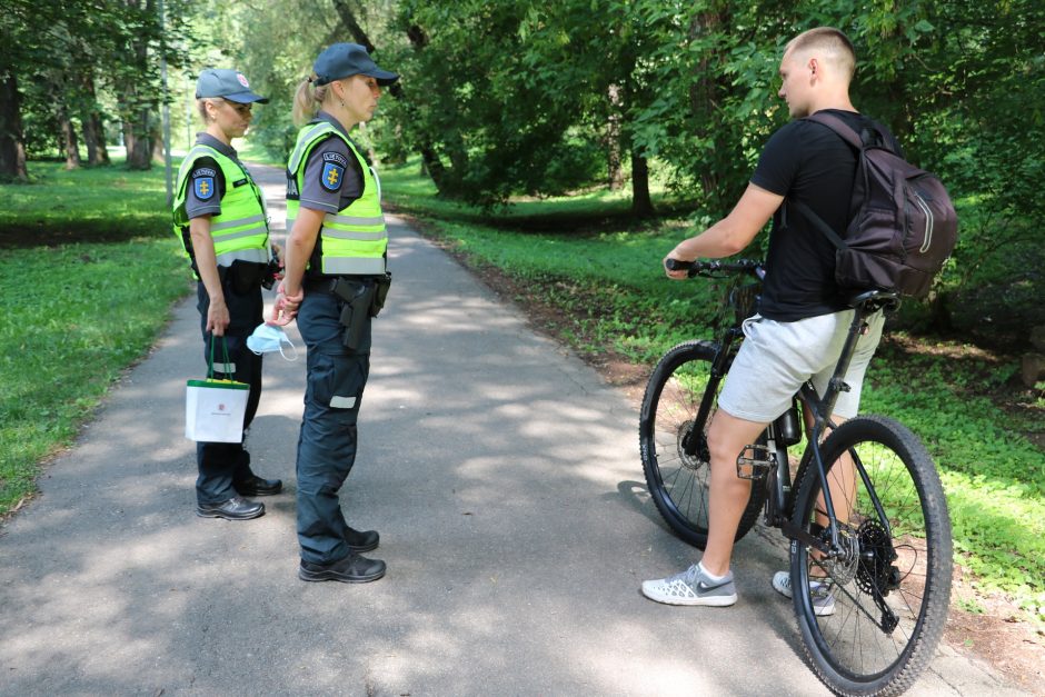 Policijos pareigūnai dviratininkams uždavė „namų darbų“