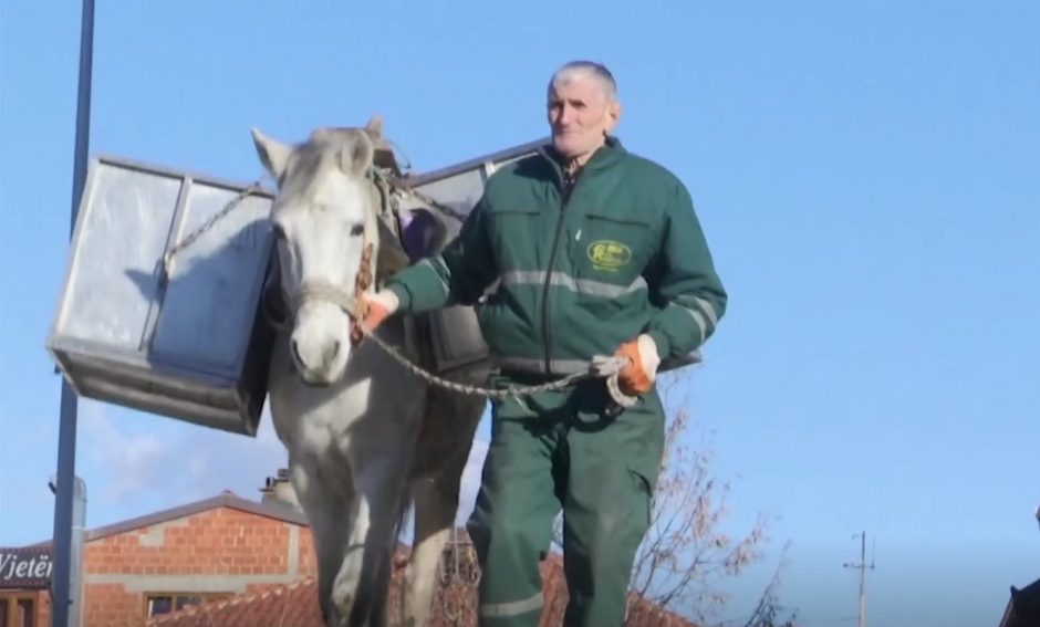 Atliekas iš gyventojų surenka arkliu vedinas vyras