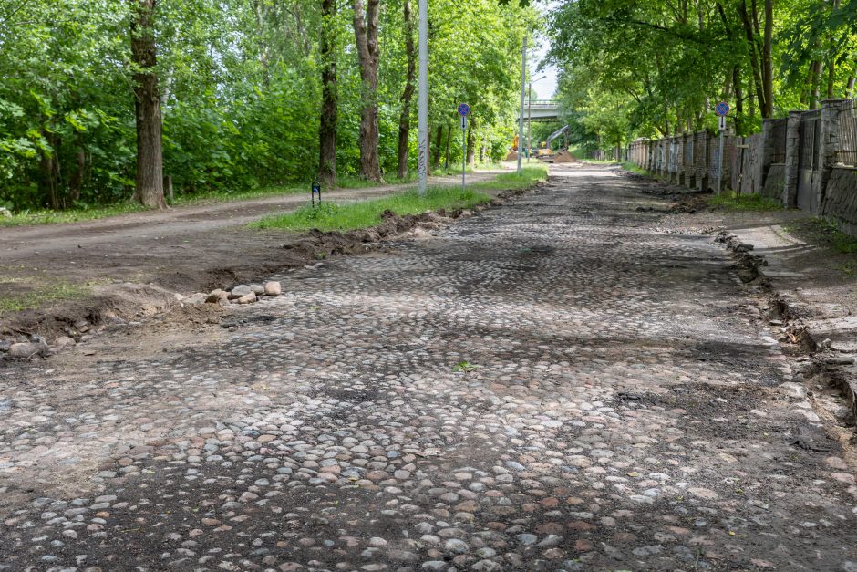 Tvarkant Neries krantinę P. Vileišio gatvėje atidengtas tarpukario laikų grindinys