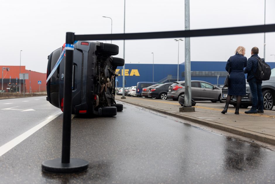 Eismo nelaimė sostinėje: automobilis kliudė stulpą ir apvirto