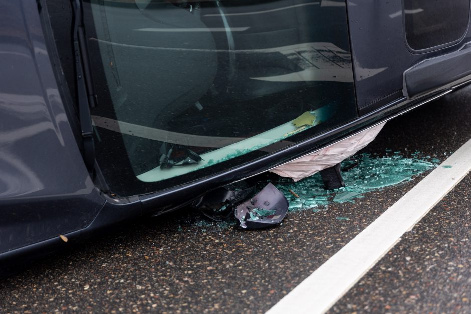 Eismo nelaimė sostinėje: automobilis kliudė stulpą ir apvirto