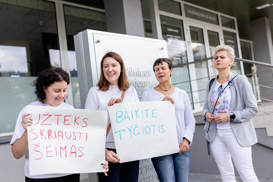  Prie Vilniaus rajono savivaldybės - piketas dėl mažinamų kompensacijų už privačius darželius.