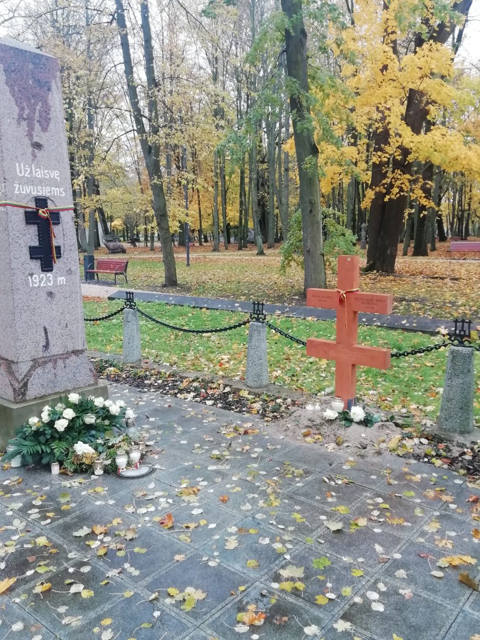 Senosiose Klaipėdos kapinėse liepsnoja žvakės