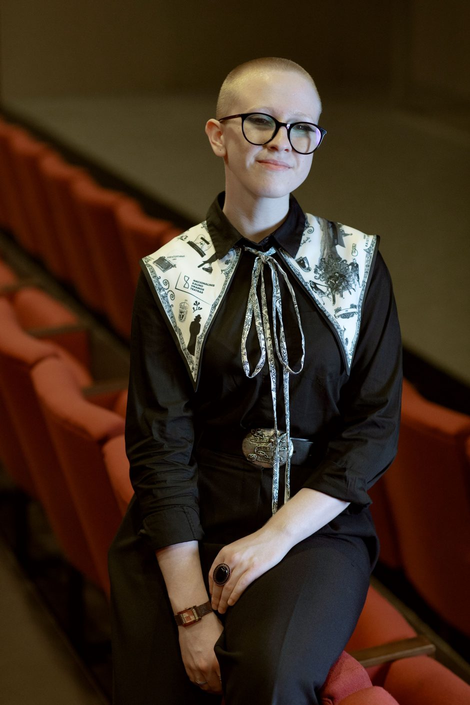 Dizainerė K. Kalinauskaitė apie aprangą teatre ir  aksesuarą NKDT personalo aprangoje