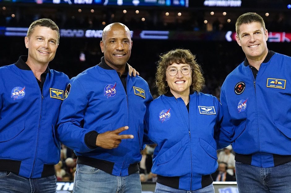 2024-aisiais aplink Mėnulį skris pirmoji tokių misijų moteris ir juodaodis astronautas