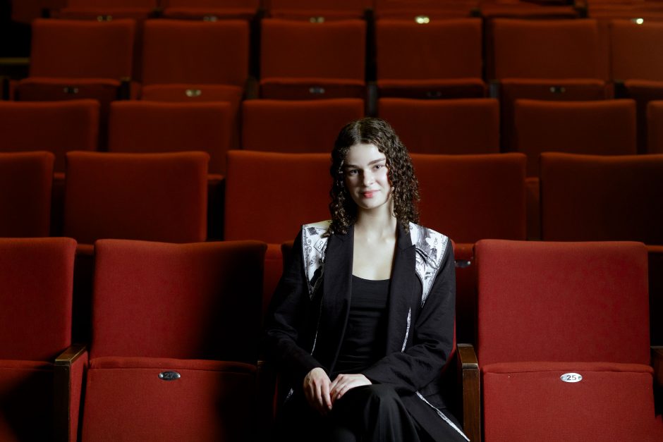 Dizainerė K. Kalinauskaitė apie aprangą teatre ir  aksesuarą NKDT personalo aprangoje