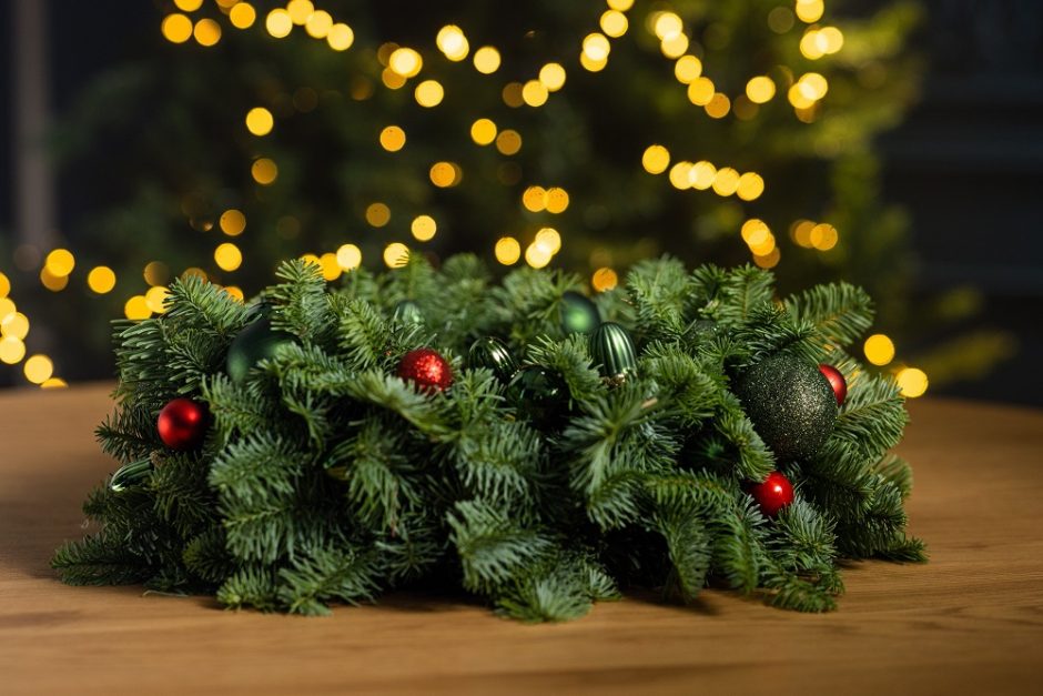 Papuoškite namus šventėms: kaip patiems sukurti kalėdinį vainiką?
