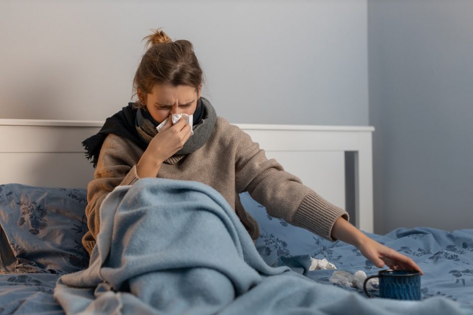 Padaugėjo sergančiųjų gripu, mažėjo sirgusių peršalimo ligomis ir COVID-19 