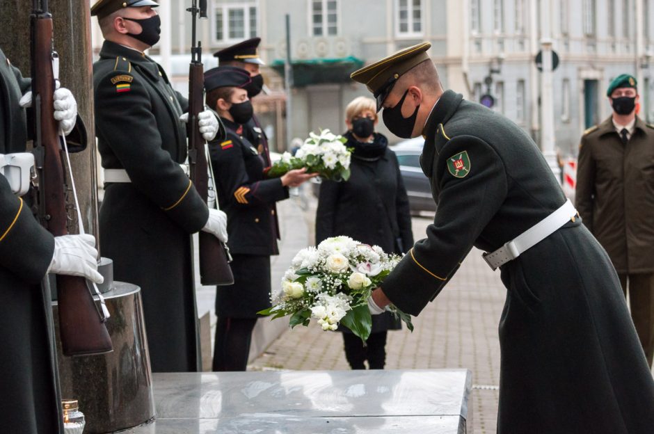 Karo akademijos kariūnai pagerbė žuvusių ir mirusių karių atminimą