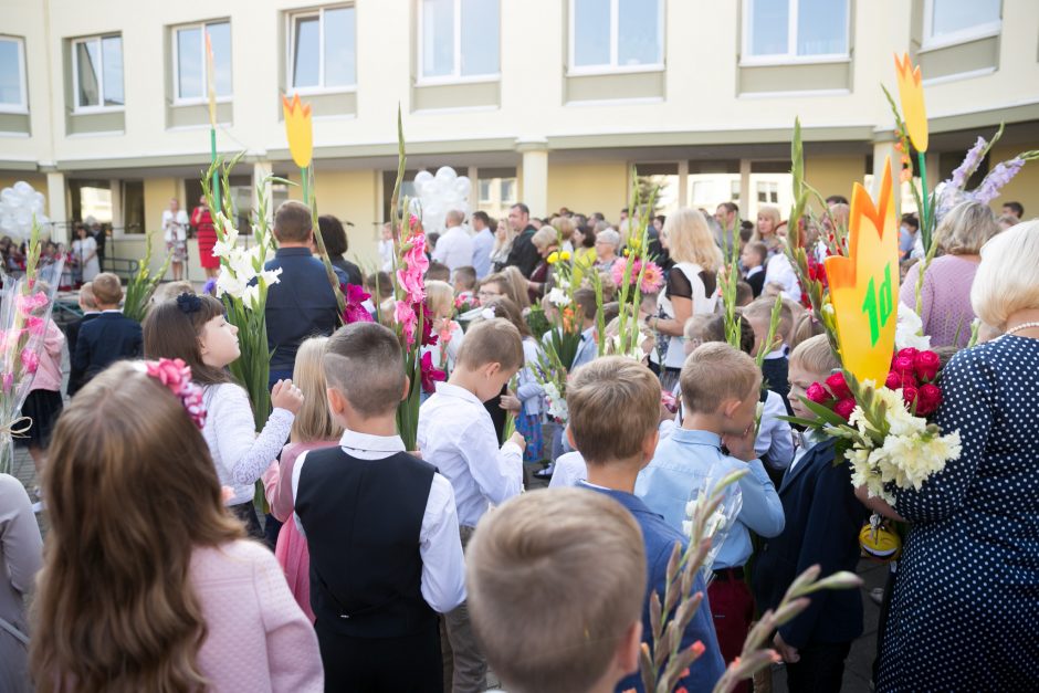 Nauji mokslo metai prasideda piketu dėl algų ir parama ukrainiečiams