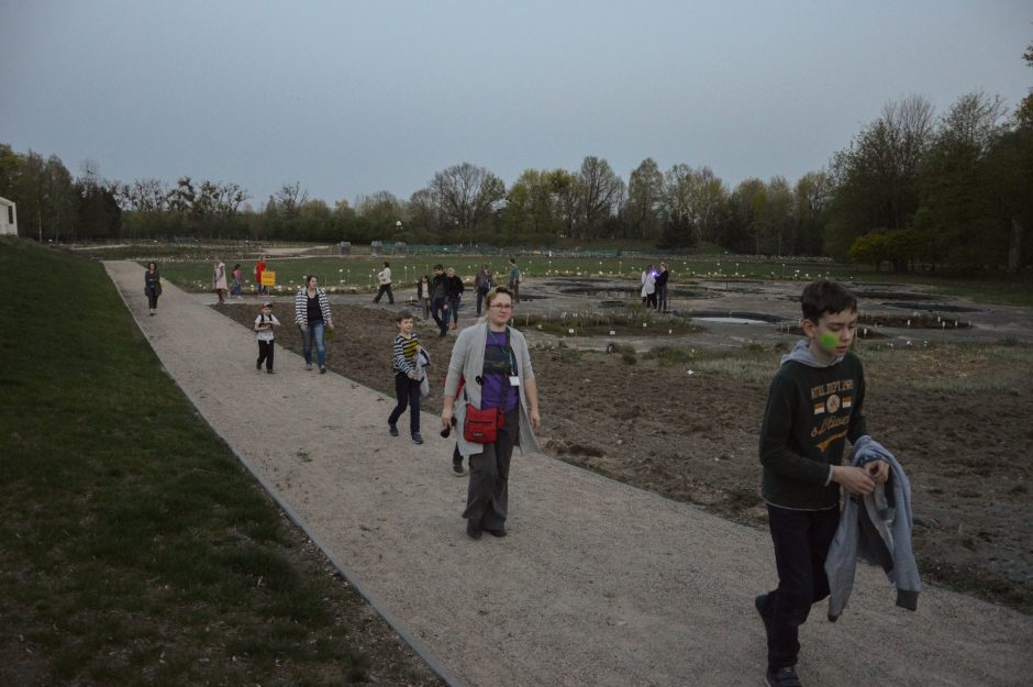 Naktinėjimuose botanikos sode – azartiškos švytėjimo paieškos