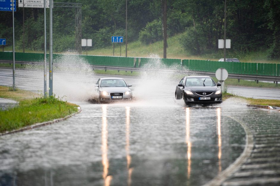 Potvyniai sostinės gatvėse kartojasi: ragina sudaryti darbo grupę dėl žalos atlyginimo