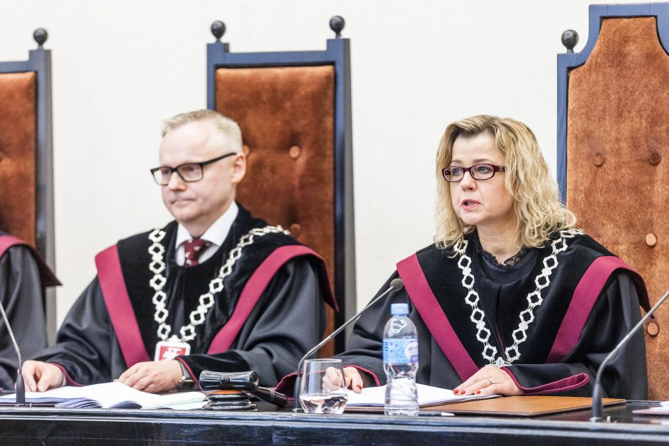 KT: teisėjų E. Laužiko ir V. Bavėjano atleidimai neprieštarauja Konstitucijai