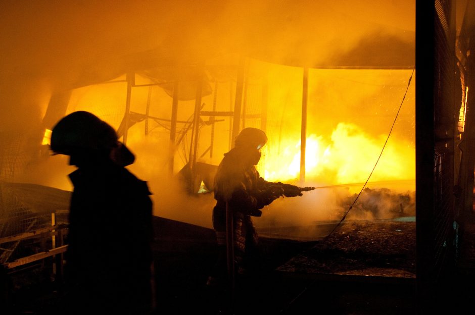 Mažeikių rajone kilo gaisras įmonės „Rapsoila“ angare