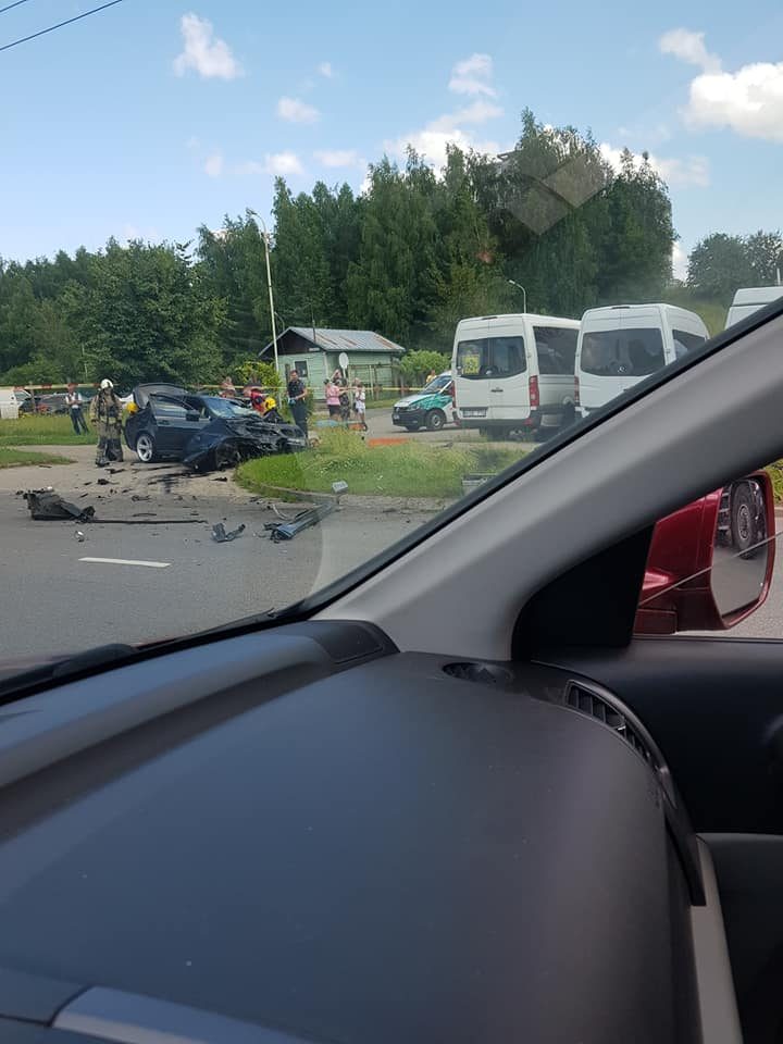 Justiniškių gatvėje – kraupi BMW avarija: automobilis virto metalo laužu