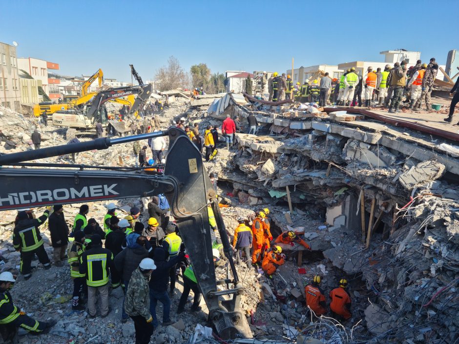 Viltys rasti gyvų blėsta: žemės drebėjimo Turkijoje aukų skaičius viršijo 41 tūkst.