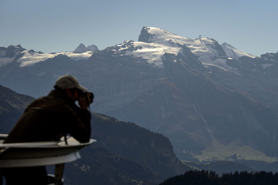 Šveicarijos Alpėse lėktuvas rėžėsi į ledyno viršūnę, žuvo keturi žmonės