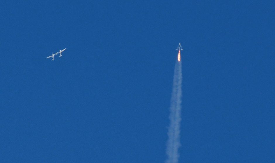 Turistai kosmose: „Virgin Galactic“ erdvėlaivis pirmąkart pakilo su keleive