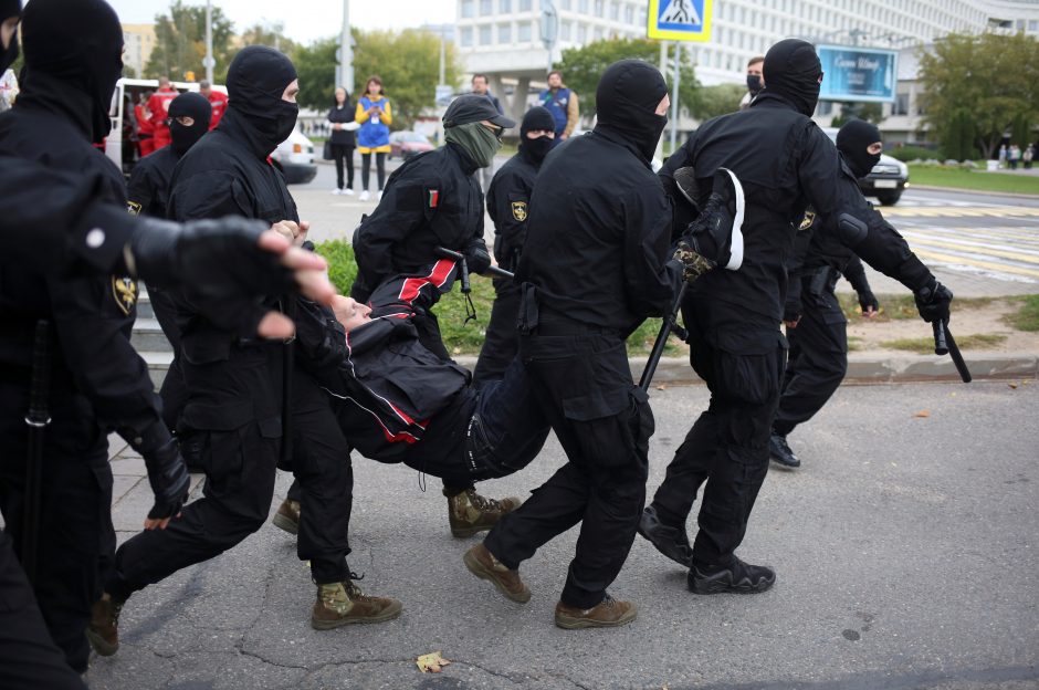 Protestai Baltarusijoje netyla: sulaikomi protestuotojai ir žurnalistai