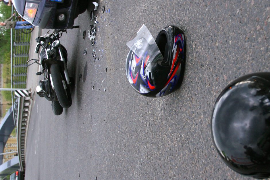 Nelaimė Garliavoje: girtas vairuotojas trenkėsi į priekyje važiavusį motociklą