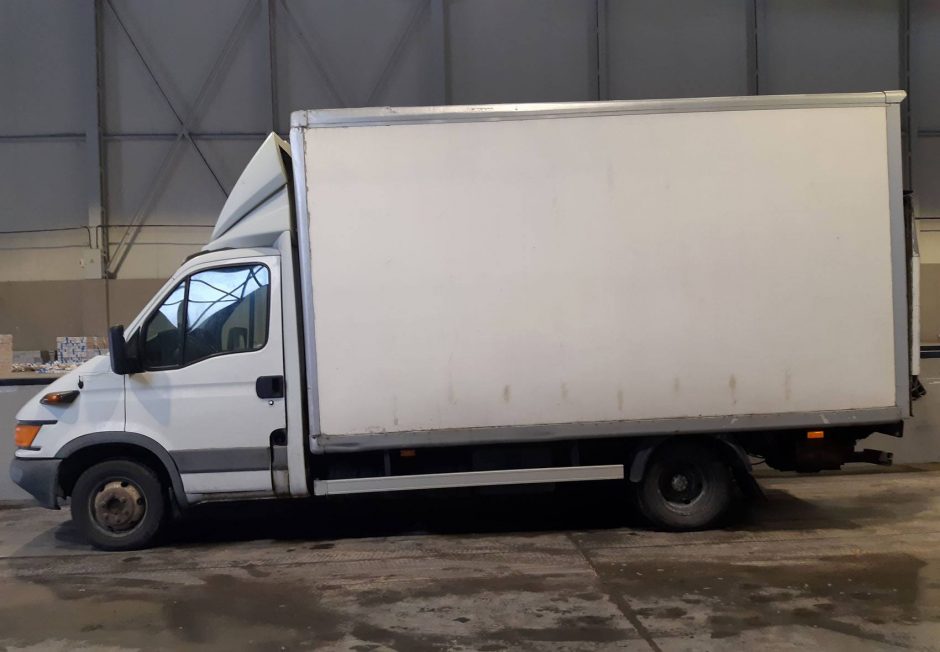 Vilniuje muitininkai sulaikė kontrabandinių rūkalų prikrautą sunkvežimį