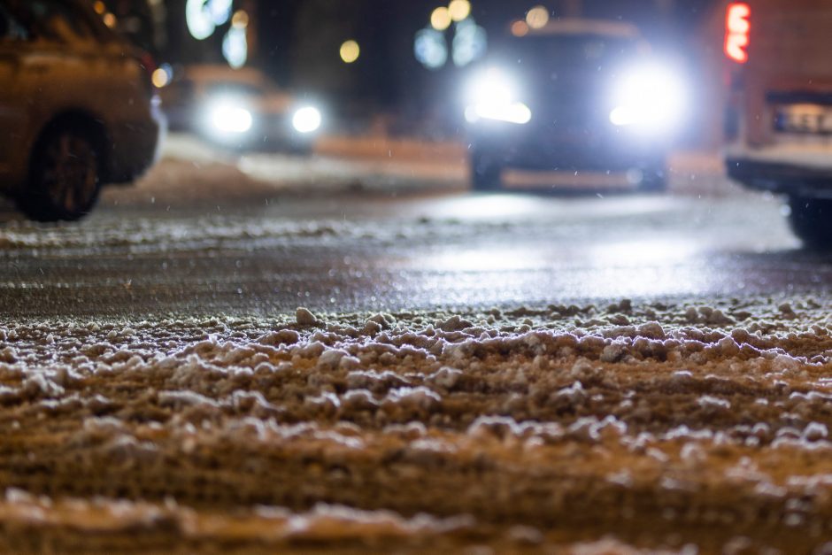 Kelininkai įspėja: rajoniniuose keliuose yra slidžių ruožų