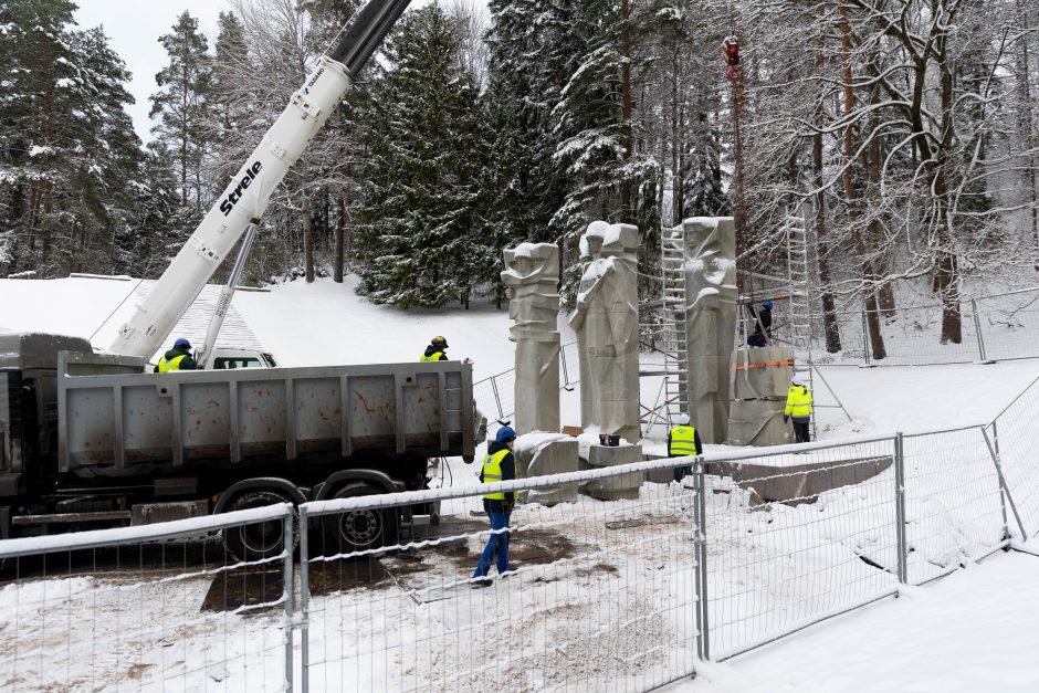 Vilniaus Antakalnio kapinėse nukeltos sovietinės skulptūros