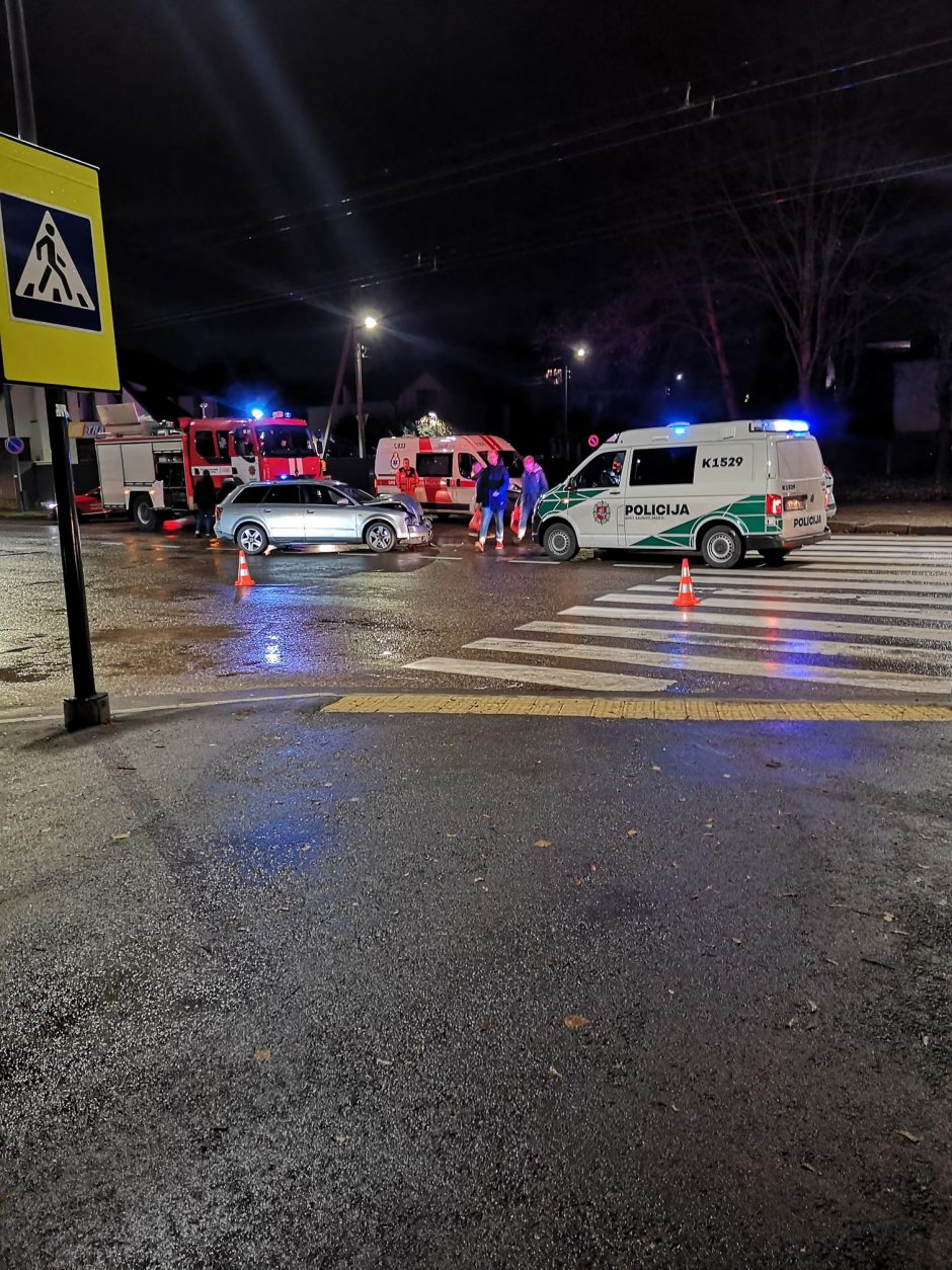 Kauno sankryžoje – automobilių smūgis: medikai jauną vyrą išvežė į ligoninę