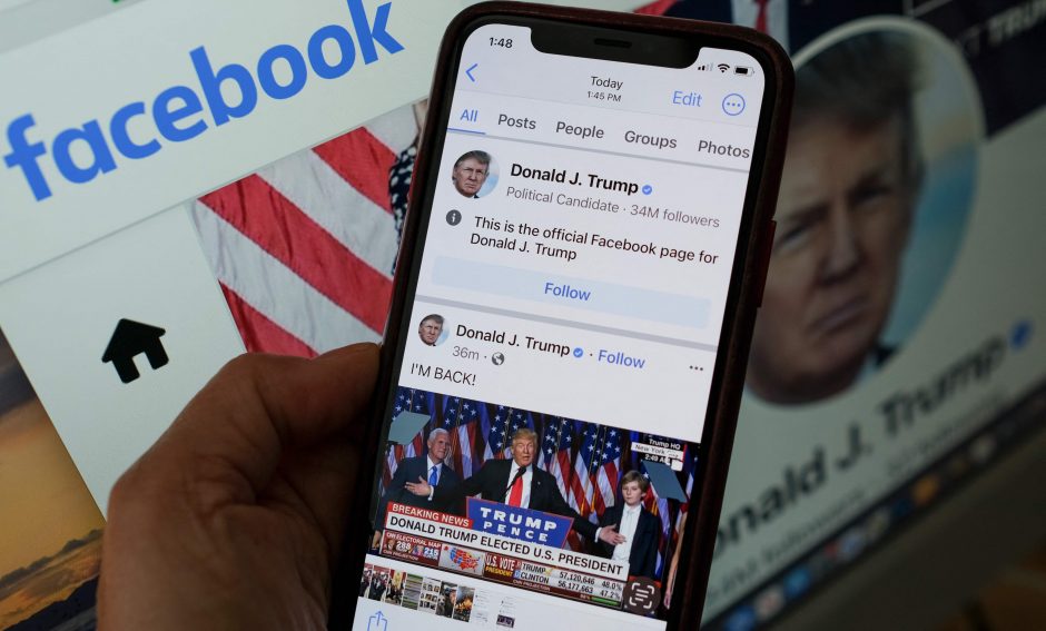 D. Trumpas sugrįžta į „Facebook“ ir „YouTube“