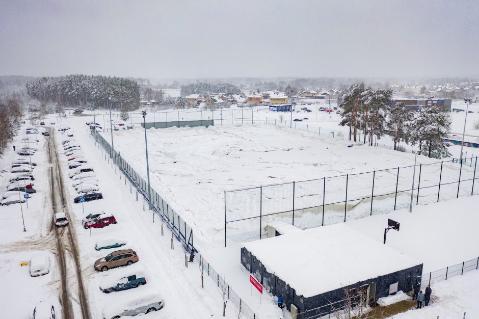 Sniego išbandymo neatlaikė Pilaitės futbolo maniežas: kupolas subliuško