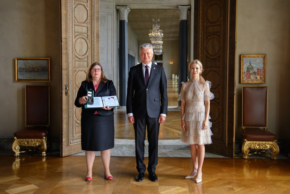 Prezidentas Švedijos aktyvistei C. Brinck įteikė ordino „Už nuopelnus Lietuvai“ medalį